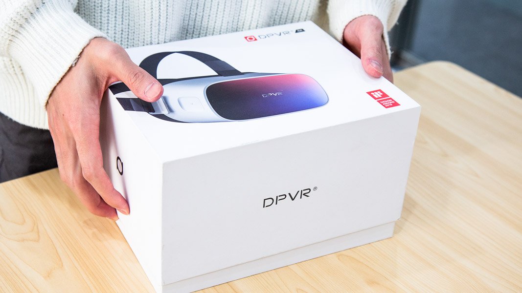DPVR-P1-Pro-4K-Auriculares-de-realidad-virtual-siendo-sacando-de-la-caja