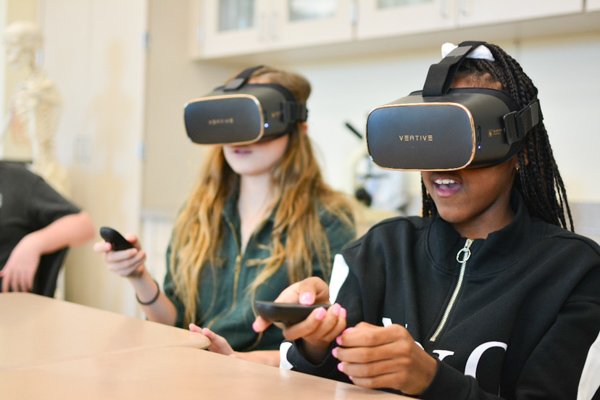 Veative DPVR-Virtual-Reality-Headset-being-used-for-Education-and-training-India-VeativeLabs-for-STEM-Education-in-classroom