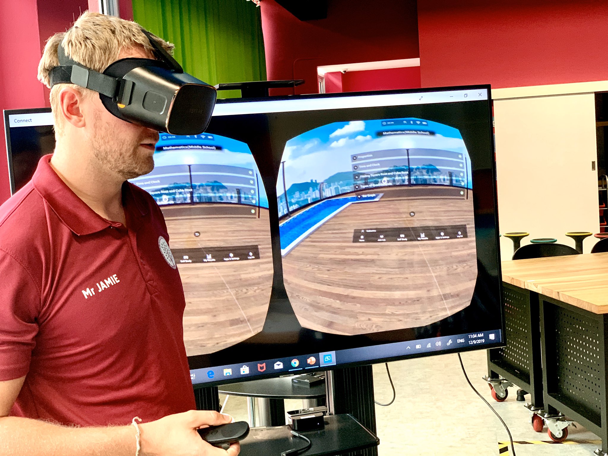 Um-professor-ajudando-os-alunos-a-usar-um-DPVR-P1-fone de ouvido-VR sem fio-em-uma-sala-de-aula-com-o-software-de-realidade-virtual-Veative