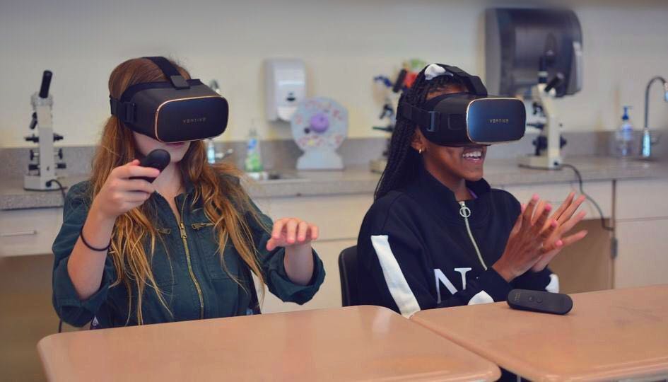 Students-used-the-DPVR-headsets-with-Veative-Labs-biology-education-sofware-content