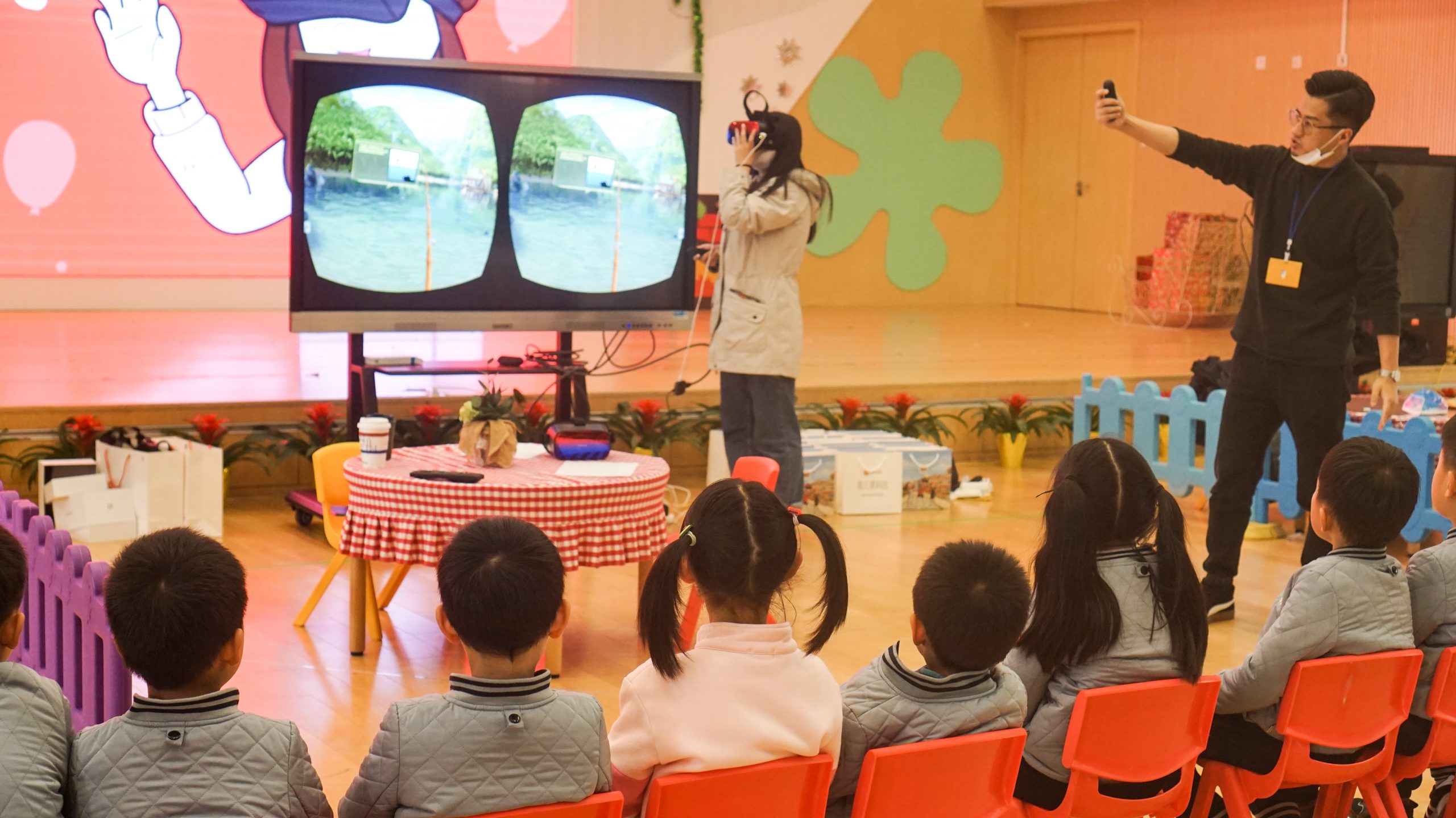 Teacher-and-students-in-China-Welfare-Institute-Kindergarten-Shanghai-use-English-Learning-Machine-with-DPVR-virtual-reality-headset