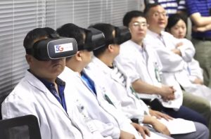 病院で DPVR-VR ヘッドセットを使用して医学生に教える