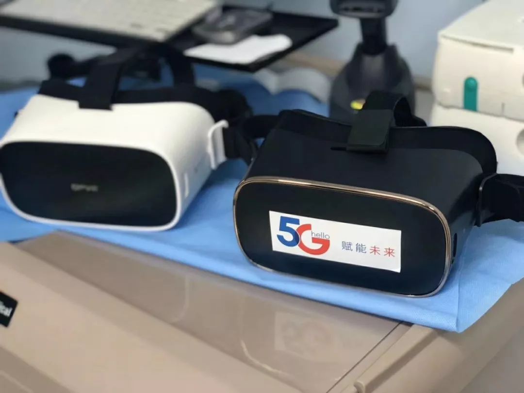 Hospital-using-DPVR-VR-Headset-to-teach-medical-students-in-surgery