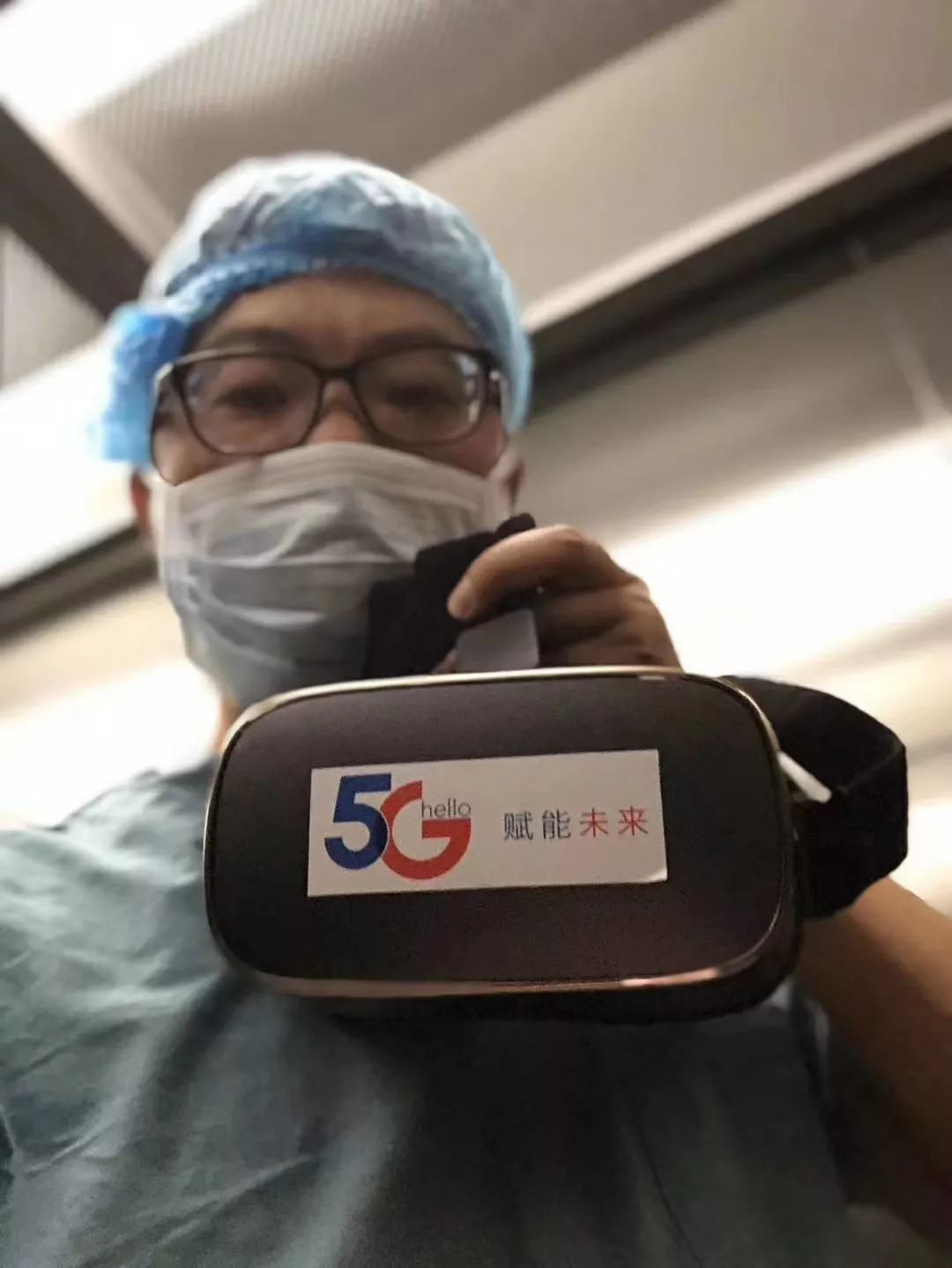 Hospital-using-DPVR-VR-Headset-to-teach-medical-students-with-a-surgeon
