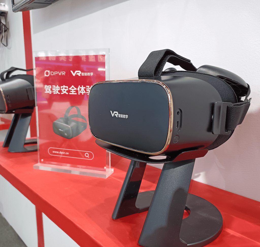 DPVR-VR-Industry-World-Conference-Top-50-manufacturer-in-2021-headset-display