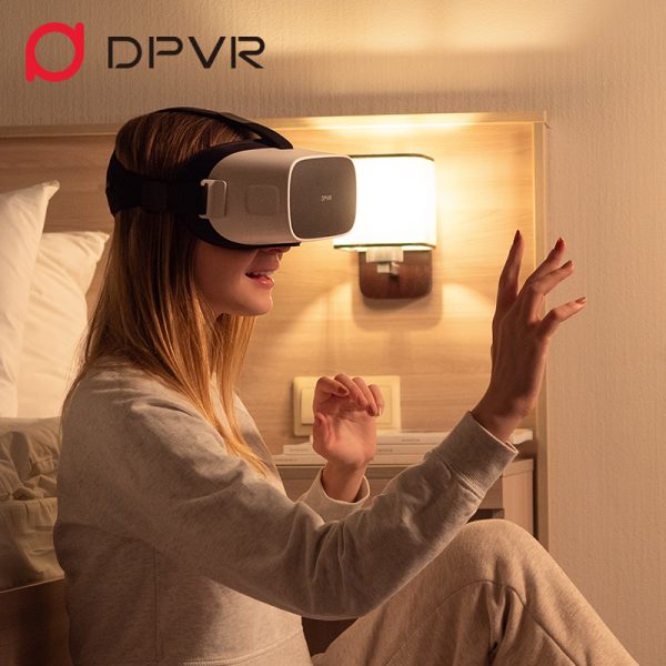 DPVR-虚拟现实耳机-P1-女士看电影
