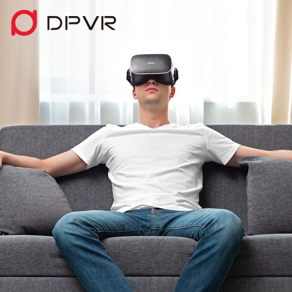DPVR-Virtual-Reality-Headset-P1-man-assistindo-filme