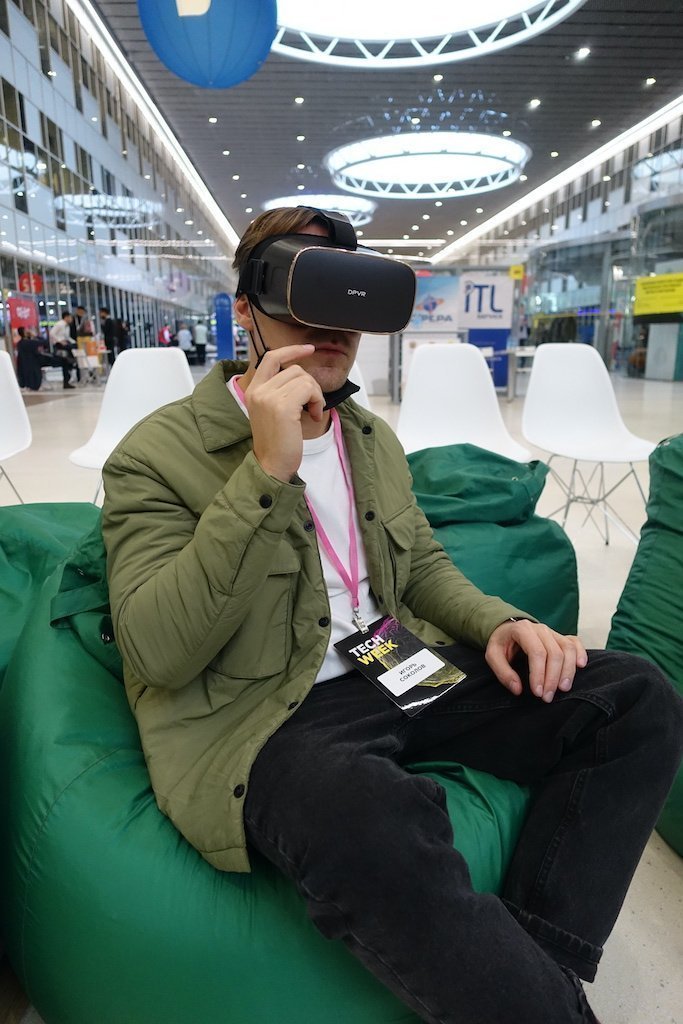 Person-testing-a-DPVR-Headset-in-Russia
