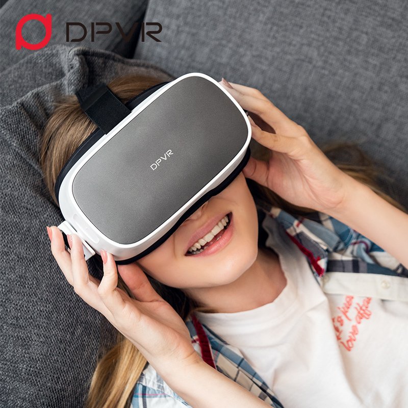 Zestaw słuchawkowy DPVR-Virtual-Reality-P1-dziewczyna-oglądająca-film