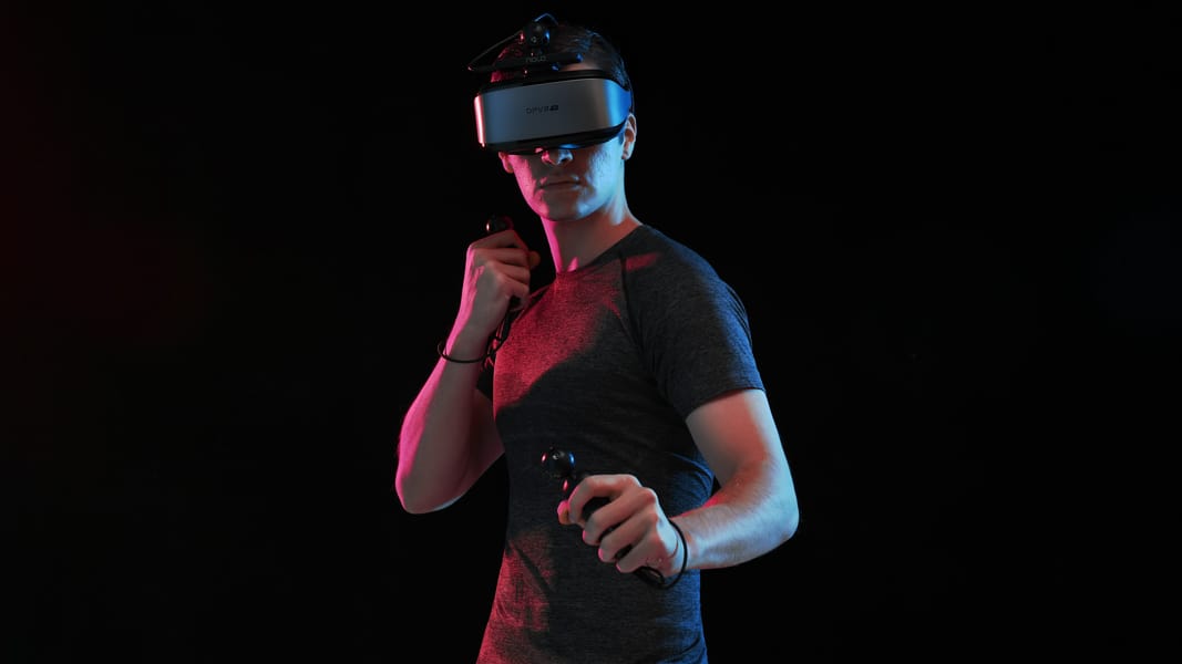 DPVR-E3-4K-GC-Headset-Realidade-Virtual-Sendo-Usado-para-Steam-VR-Games-1