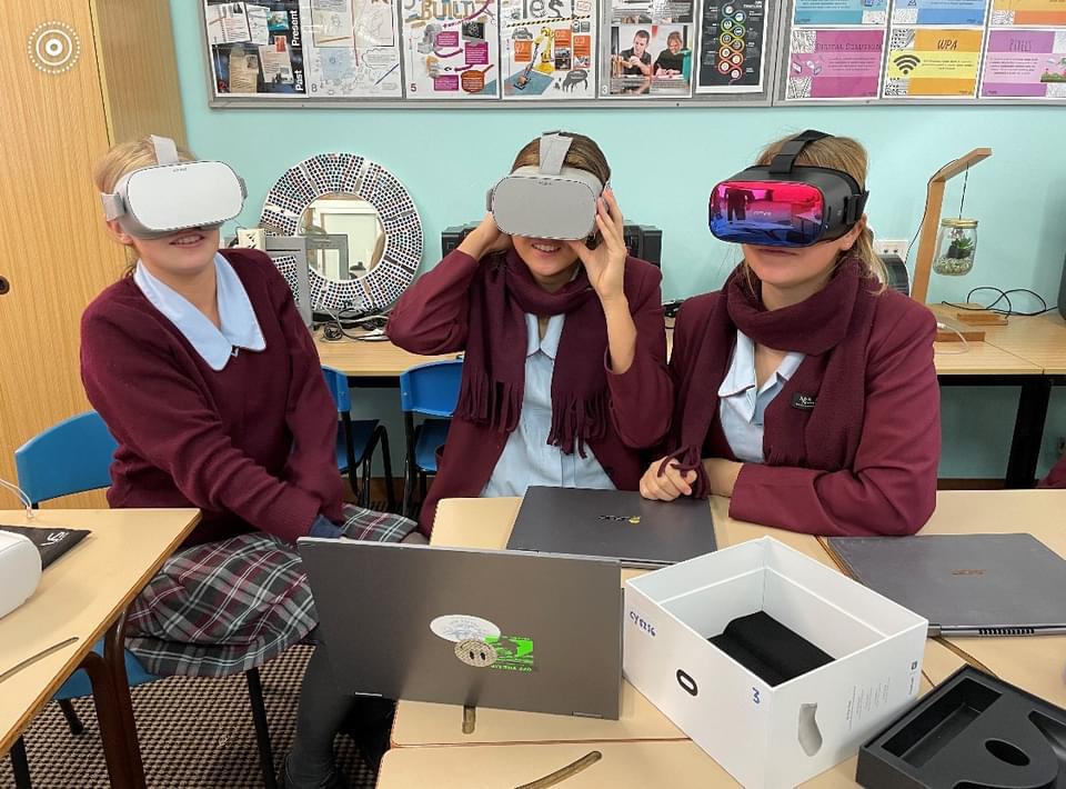 Brigidine-College-in-Australia-usando-DPVR-VR-Headsets-for-Student-Education-with-Wild-At-Home-VR-Software