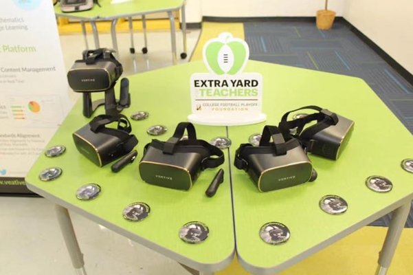 DPVR-Virtual-Reality-Headset-sendo-usado-para-Educação-e-treinamento-Índia-VeativeLabs-para-STEM-Educação-para-professores