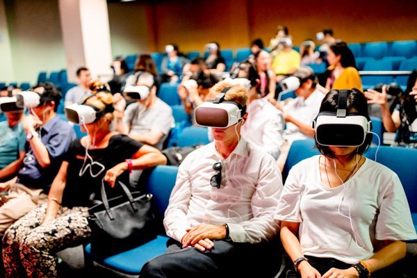 DPVR-Virtual-Reality-Headset-sendo-usado-para-treinamento-de-grupo-AU-Sydney-VR-Cinema-Showcasing