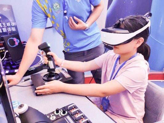 DPVR-Virtual-Reality-Headsets-used-for-training-China-Plane-Driver-Training