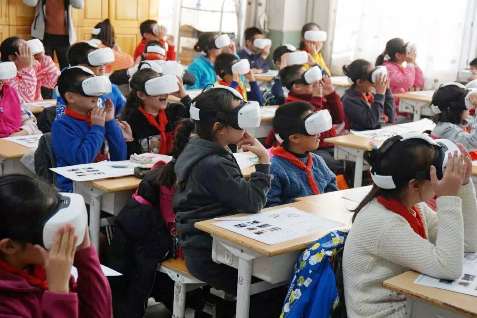学生在北京-小学-通州-分校-学校-使用-DPVR-M2-虚拟现实-课堂上的耳机