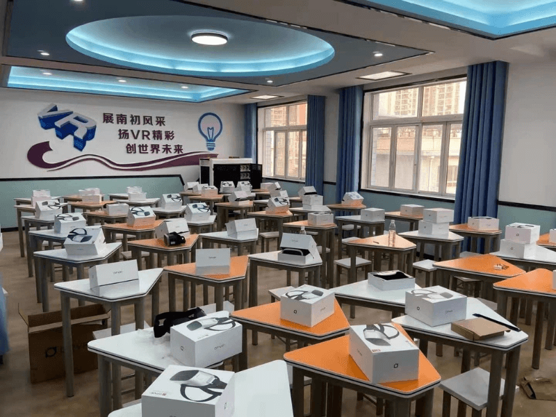 教室で使用されている 3000 P シリーズ VR ヘッドセットを使用した貴州省の援助プロジェクト