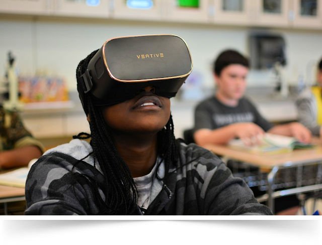 教育中の学生 VR ヘッドセット